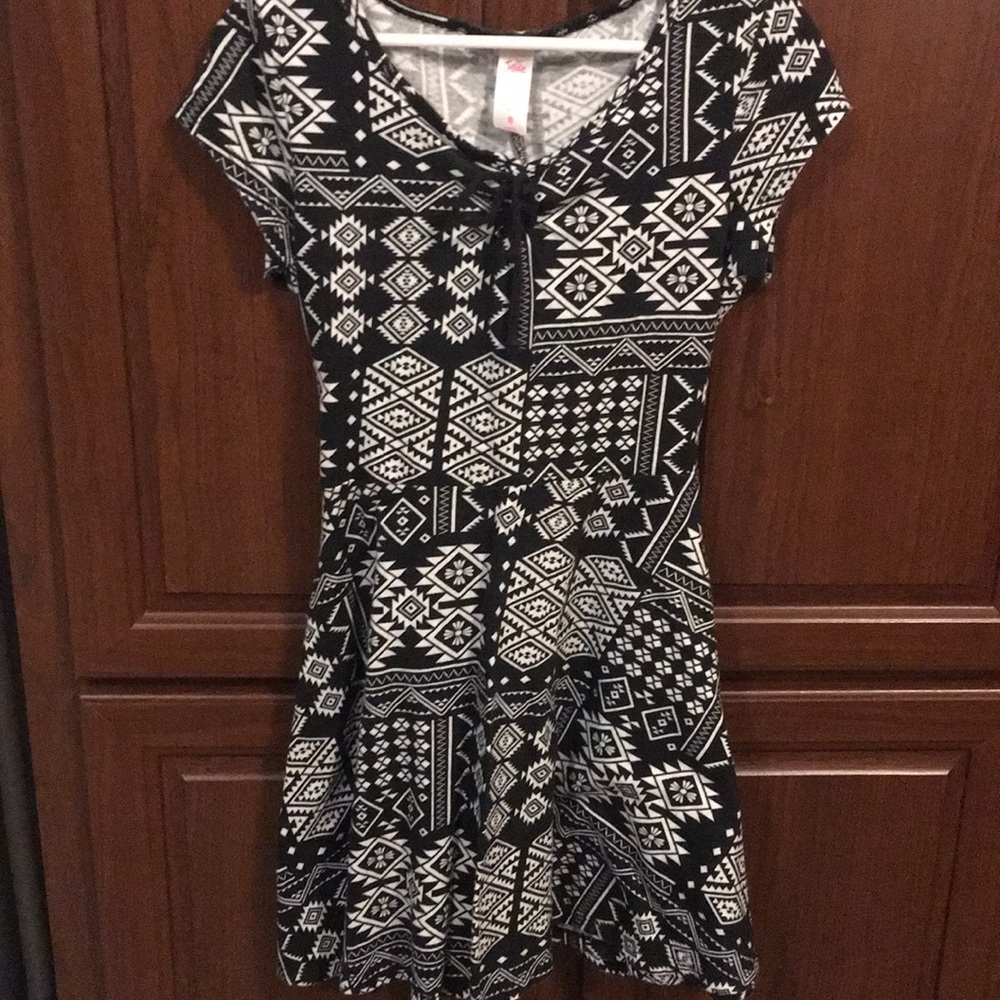 Girls Short Sleeve tie back Justice dress!